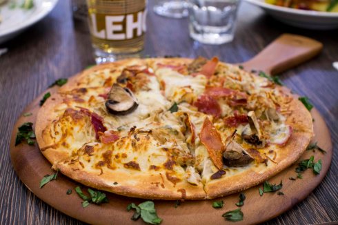 Prosciutto, gorgonzola and sauteed mushroom pizza, with bechamel base and mozzarella ($19)